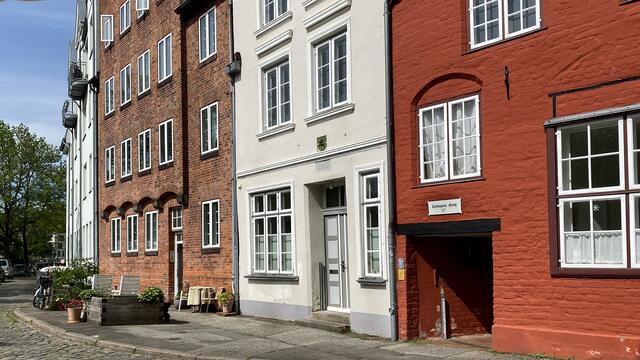 Auf dem Areal „An der Obertrave“ gibt es mehrere der für Lübeck typischen Gänge, hier der Zugang zu „Rehhagens Gang 37“. Foto: Helmut Kuzina