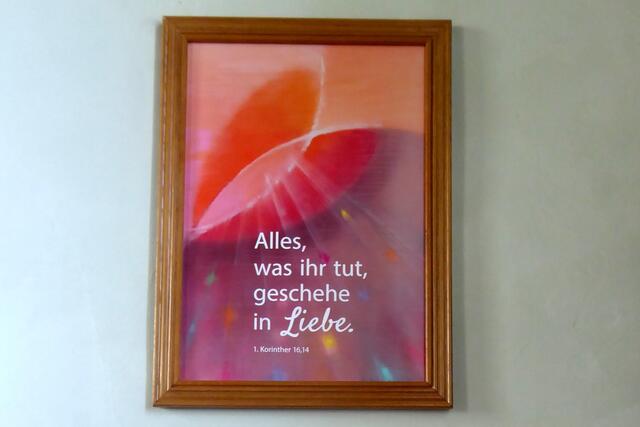 Die Jahreslosung 2024, die rechts neben dem Altarraum an der Wand angebracht ist. 