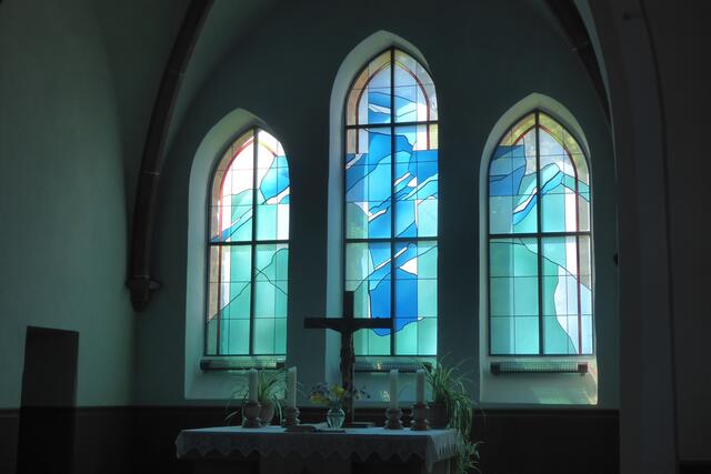 Die drei Kirchenfenster im Altarraum wurden am 01.10.1997 eingebaut. Christiane Schwarze-Kalkhoff gestaltete sie zum Thema "Himmelfahrt und Auferstehung Jesu Christi".