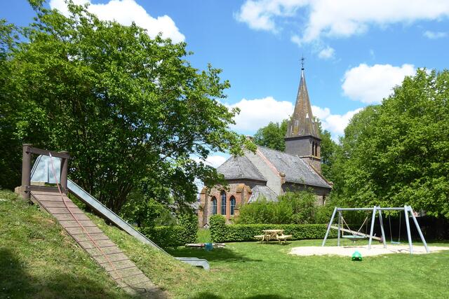 Blick vom Kinderspielplatz auf die Kirche von Ellershausen.