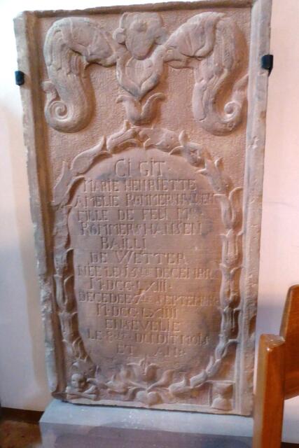 Grabstein für Marie Henriette Amelie Rommershausen, Tochter des Amtsmann von Wetter, die am 15.12.1763 geboren wurde, in der Nacht am 07.09.1764 starb und am 08.09. bestattet wurde.