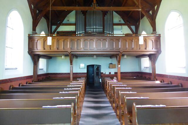 Blick aus dem Altarraum zur Orgel und zum Eingang.