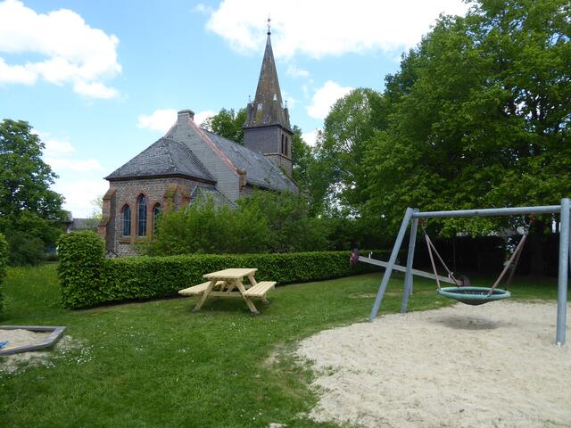 Blick vom Kinderspielplatz auf die Kirche von Ellershausen.