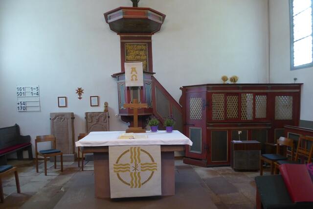 Aus den Sitzreihen ist der Blick auf den Altar gerichtet.