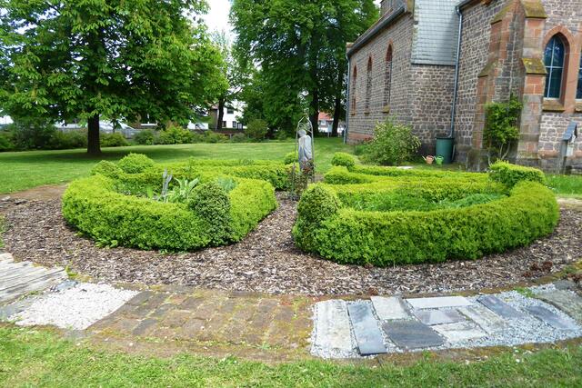 Ein Blick auf den Kräutergarten mit Teilen des umlaufenden Barfußpfades.