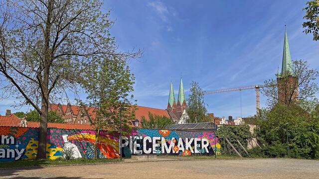 In der Grünanlage zwischen der Obertrave und der Wallstraße hat der Lübecker Boule-Club eine Fläche für das öffentliche Boulespiel eingerichtet. Der Platz ist mit einer Reihe von Pflastersteinen eingefasst und ohne Einzäunung hergerichtet. Foto: Helmut Kuzina