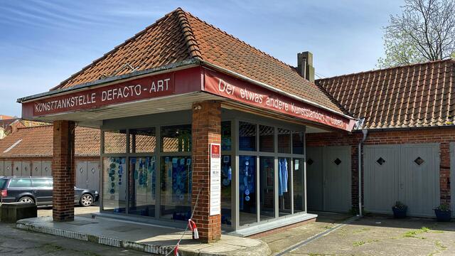 Die ehemalige Tankstelle an der Wallstraße hat sich in einen Ausstellungs- und Arbeitsort für Kunstschaffende verwandelt. Der Verein Defacto Art stellt in den Räumlichkeiten verschiedene Kunstformen vor. Foto: Helmut Kuzina