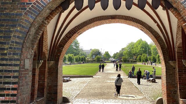 Beim Holstentor handelt es sich um eine Doppelturmanlage mit schiefergedeckten Kegeldächern. Das rundbogige Durchgangstor führt von der Stadtseite nach Westen. Foto: Helmut Kuzina