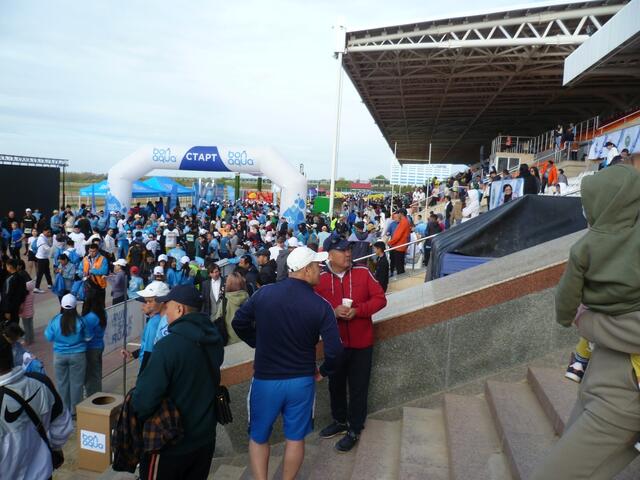Tribüne. Die Athleten starten auf dem Geläuf (linke Bildhälfte).
