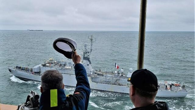 "Au revoir!" Der Kommandant des deutschen Einsatzgruppenversorgers grüßt die französischen Kameradinnen und kameraden der COMMANDANT BLAISON zum Abschied. | Foto: Bundeswehr / Philipp Schäfer