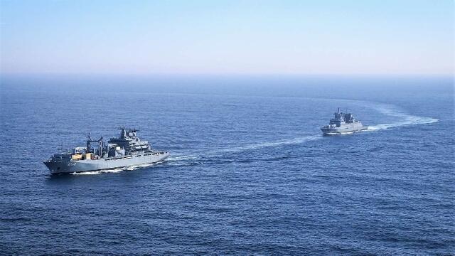 Erste Übung für die Wachoffiziere beider Schiffe: die Fahrt in simpler Kiellinie, im NATO- Jargon "Formation One". Die Fregatte kann jederzeit schnell zum Versorgungsschiff aufschließen, um sich Bedrohungen von der Seite oder von vorne entgegenzustellen. | Foto: Bundeswehr