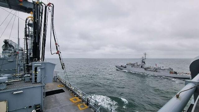 Der französische Aviso COMMANDANT BLAISON bei der Seeversorgung, dem "Replenisment-at-sea" (RAS), durch die FRANKFURT AM MAIN im Englischen Kanal (oder, wie die Landratten sagen: Ärmelkanal).
Ein Avisio ist übrigens ein Schiffstyp der Marine Nationale (französische Marine), der etwa der deutschen Korvette entspricht. | Foto: Bundeswehr / Davis Wähner