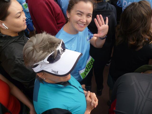 
Reiseleiterin Anara nimmt am Lauf über 10 Kilometer teil.
