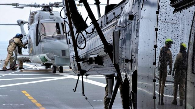 Parallel zum Flugbetrieb auf dem IPD24- Flaggschiff übt auch die Besatzung der FRANKFURT AM MAIN mit den eingeschifften Bordhubschraubern vom Typ Mk88A Sea Lynx. | Foto: Bundeswehr / Philipp Schäfer
