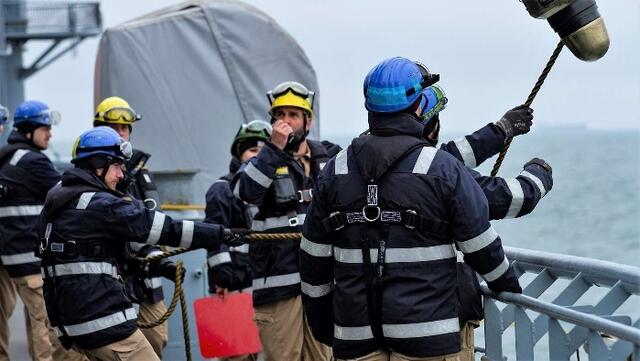 Deckspersonal der FRANKFURT AM MAIN beim RAS- Manöver mit der COMMANDANT BLAISON: Die Versorgung in See verlangt sowohl präzises Navigieren als auch hartes Anpacken. | Foto: Bundeswehr / Philipp Schäfer