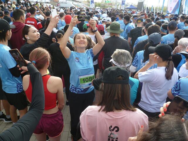 Anara lichtet den Hänigser Spargelsprinter ab.
