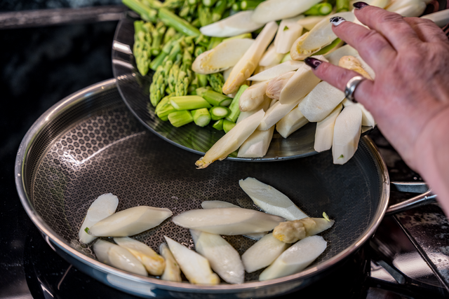 Sabinas Kochstudio -  Lauwarmer Spargelsalat mit Erdbeeren - die Zubereitung | Foto: FSeventfoto