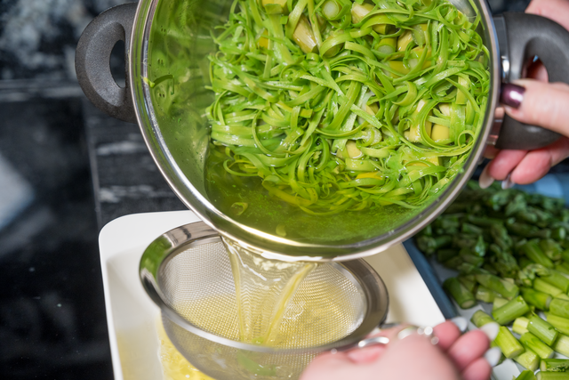 Sabinas Kochstudio - Spargelsuppe "Cappuccino-Style" | Foto: FSeventfoto