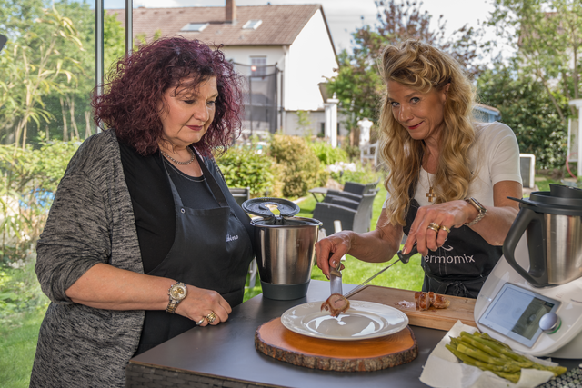 Aus dem Thermomix von Andrea Happacher: Schweinefilet im Schinkenmantel mit Spargel und Joghurt-Hollandaise - Es wird angerichtet. Im Bild Sabina Scherer  und Andrea Happacher (rechts) | Foto: FSeventfoto