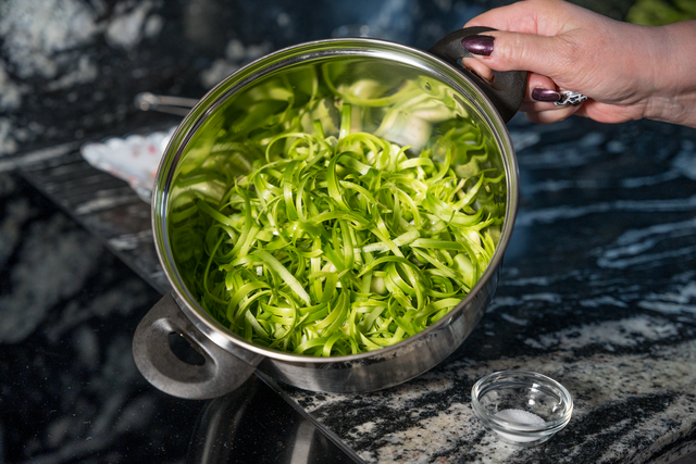 Sabinas Kochstudio - Spargelsuppe "Cappuccino-Style" | Foto: FSeventfoto