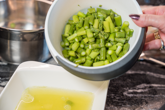 Sabinas Kochstudio - Spargelsuppe "Cappuccino-Style" | Foto: FSeventfoto