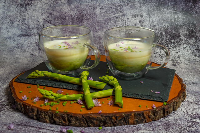 Sabinas Kochstudio - Spargelsuppe "Cappuccino-Style" | Foto: FSeventfoto