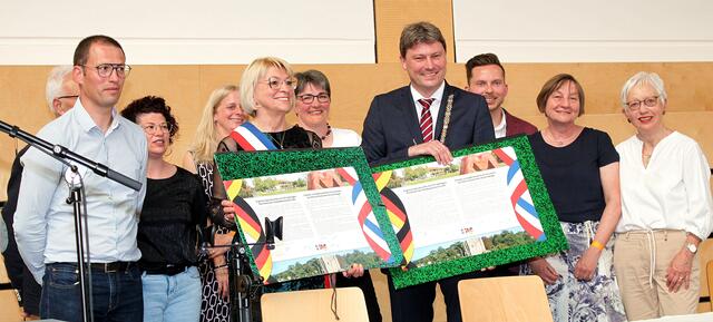 Stolz präsentierten am Ende des Festaktes  die beiden Bürgermeister Michael Higl und Bürgermeisterin Michele Devanne die neu unterzeichneten Freundschaftsurkunden. | Foto: Peter Heider