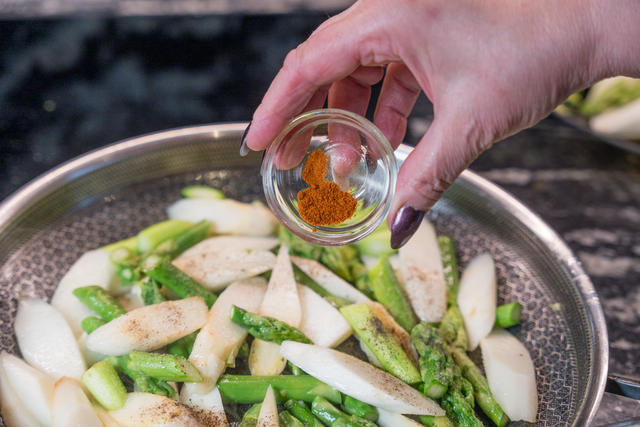 Sabinas Kochstudio -  Lauwarmer Spargelsalat mit Erdbeeren - die Zubereitung | Foto: FSeventfoto