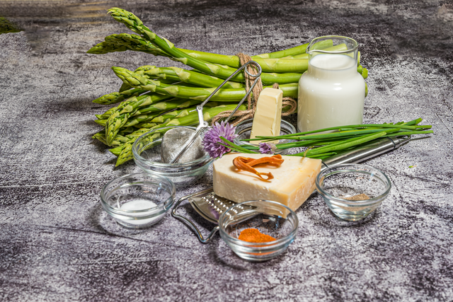 Sabinas Kochstudio - Spargelsuppe "Cappuccino-Style" - Die Zutaten | Foto: FSeventfoto