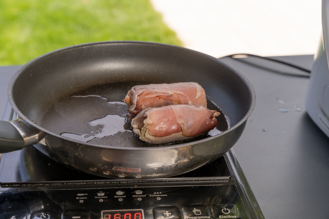 Aus dem Thermomix von Andrea Happacher: Schweinefilet im Schinkenmantel mit Spargel und Joghurt-Hollandaise | Foto: FSeventfoto