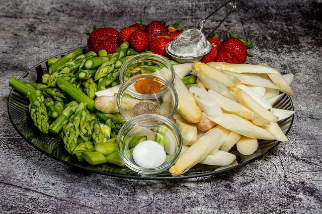 Sabinas Kochstudio -  Lauwarmer Spargelsalat mit Erdbeeren  - die Zutaten  | Foto: FSeventfoto