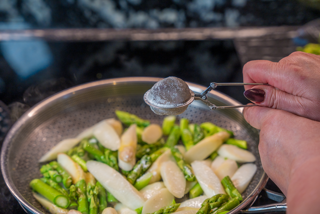 Sabinas Kochstudio -  Lauwarmer Spargelsalat mit Erdbeeren - die Zubereitung | Foto: FSeventfoto