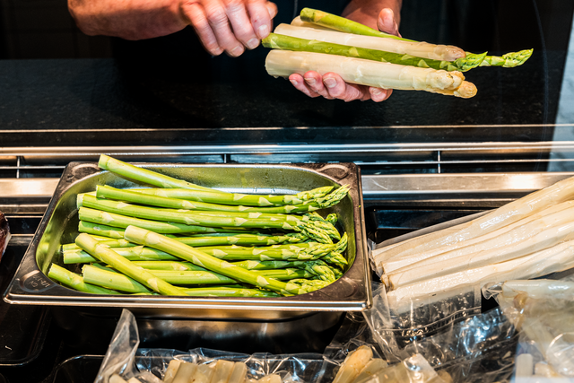 Sabinas Kochstudio -  Lauwarmer Spargelsalat mit Erdbeeren - Spargel vom Feld der Familie Losinger in Friedberg/Wulfertshausen | Foto: FSeventfoto