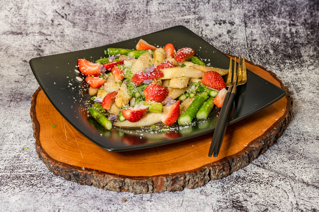 Sabinas Kochstudio -  Lauwarmer Spargelsalat mit Erdbeeren - zubereitet von Sabina Scherer - Keep on cooking! | Foto: FSeventfoto