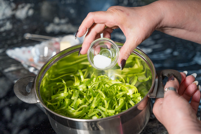 Sabinas Kochstudio - Spargelsuppe "Cappuccino-Style" | Foto: FSeventfoto
