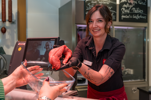 Sabinas Kochstudio - Sabina Scherer trifft Lady Thermomix Andrea Happacher - Andrea Happacher kauft beste Fleichwaren  im Familienbetrieb Happacher &amp; Sohn in Ausgburg. Im Bild: Leyla Happacher | Foto: FSeventfoto