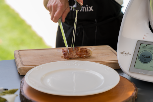 Aus dem Thermomix von Andrea Happacher: Schweinefilet im Schinkenmantel mit Spargel und Joghurt-Hollandaise | Foto: FSeventfoto