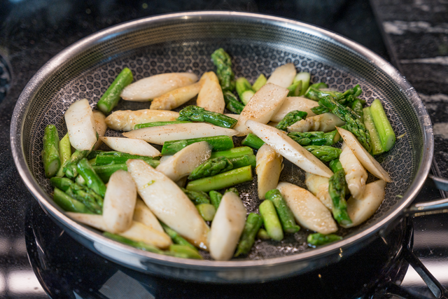 Sabinas Kochstudio -  Lauwarmer Spargelsalat mit Erdbeeren - die Zubereitung | Foto: FSeventfoto