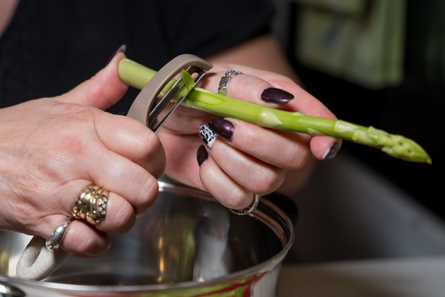 Sabinas Kochstudio - Spargelsuppe "Cappuccino-Style" | Foto: FSeventfoto