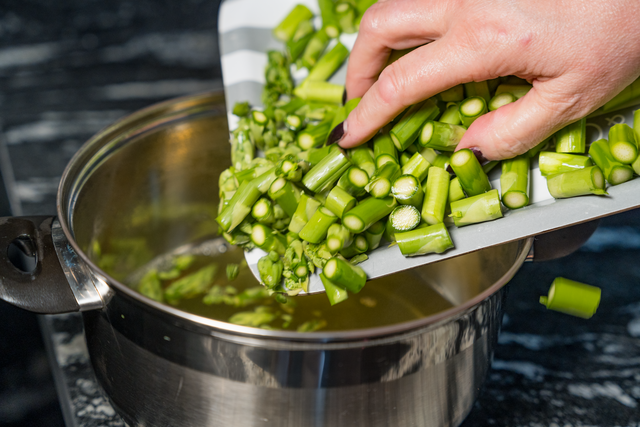 Sabinas Kochstudio - Spargelsuppe "Cappuccino-Style" | Foto: FSeventfoto