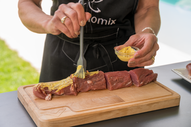 Aus dem Thermomix von Andrea Happacher: Schweinefilet im Schinkenmantel mit Spargel und Joghurt-Hollandaise | Foto: FSeventfoto