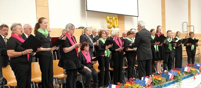 Der Frauensingkreis und der der Männergesangsverein bereicherten mit Gesangsdarbietungen  die Feierstunde. | Foto: Peter Heider