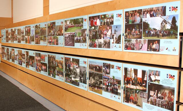 Mit einer Bildergalerie vergangener Partnerschaftstreffen war die Ballspielhalle beim Festakt dekoriert. | Foto: Peter Heider