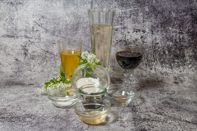 Sabinas Kochstudio -  Lauwarmer Spargelsalat mit Erdbeeren - Die Zutaten für das Dressing | Foto: FSeventfoto