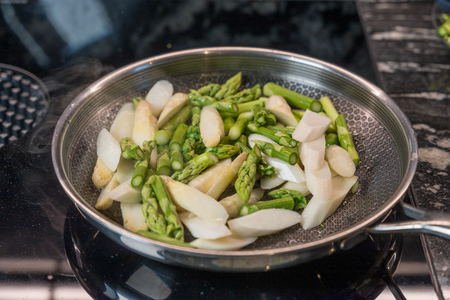 Sabinas Kochstudio -  Lauwarmer Spargelsalat mit Erdbeeren - die Zubereitung | Foto: FSeventfoto