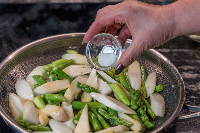Sabinas Kochstudio -  Lauwarmer Spargelsalat mit Erdbeeren - die Zubereitung | Foto: FSeventfoto