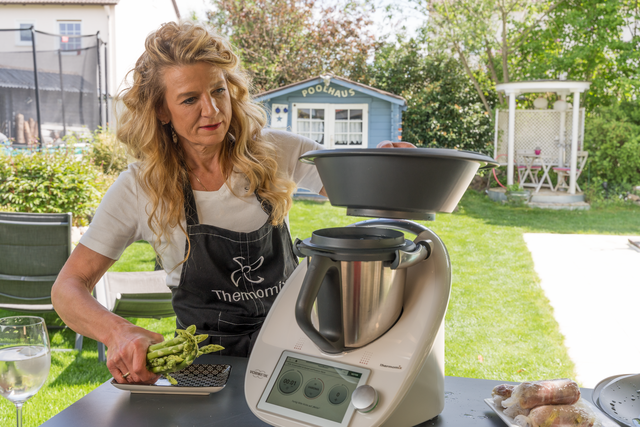 Aus dem Thermomix von Andrea Happacher: Schweinefilet im Schinkenmantel mit Spargel und Joghurt-Hollandaise | Foto: FSeventfoto