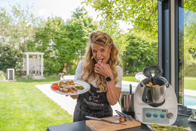 Aus dem Thermomix von Andrea Happacher: Schweinefilet im Schinkenmantel mit Spargel und Joghurt-Hollandaise | Foto: FSeventfoto