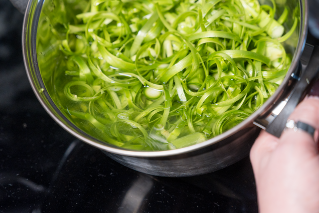 Sabinas Kochstudio - Spargelsuppe "Cappuccino-Style" | Foto: FSeventfoto