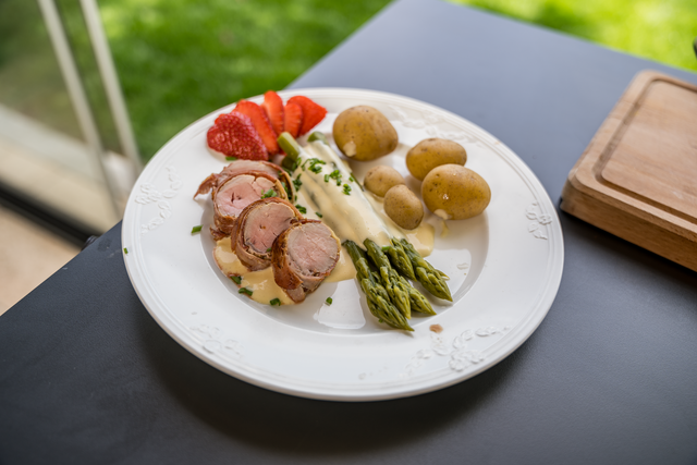 Aus dem Thermomix von Andrea Happacher: Schweinefilet im Schinkenmantel mit Spargel und Joghurt-Hollandaise | Foto: FSeventfoto